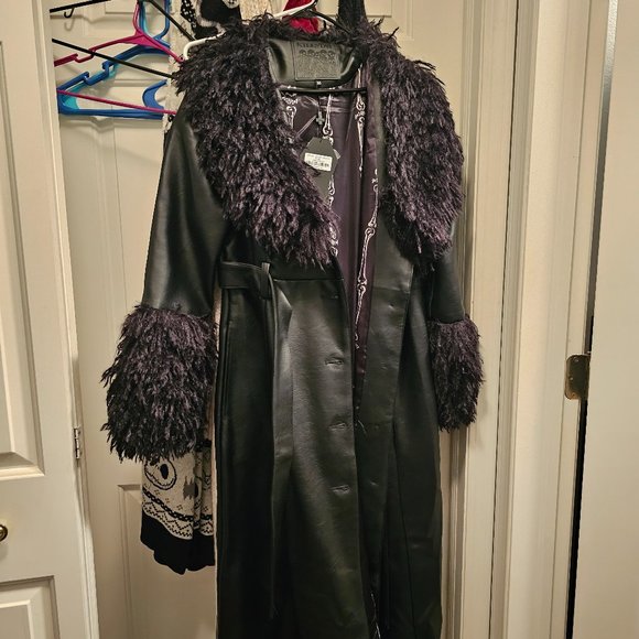 Killstar trench coat with feathered collar. - Picture 1 of 4